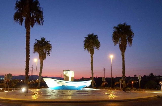 Superb location! 5 mins to beach, a/c, balcony, fjbra Wifi! sleeps 2