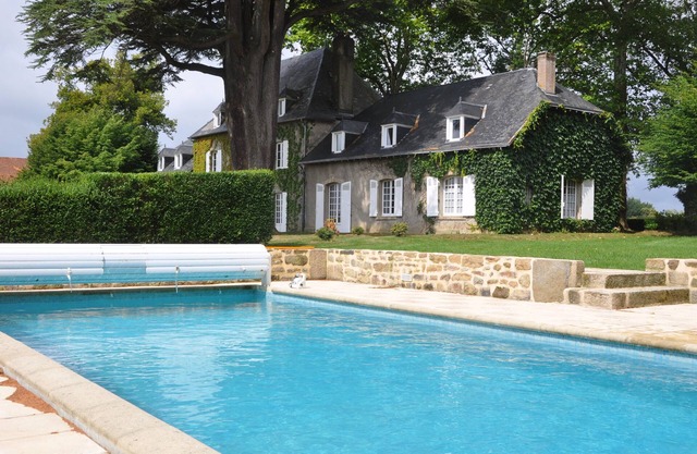 Superb Manor House with swimming pool and Jacuzzi, full nature, very quiet, 12 pers