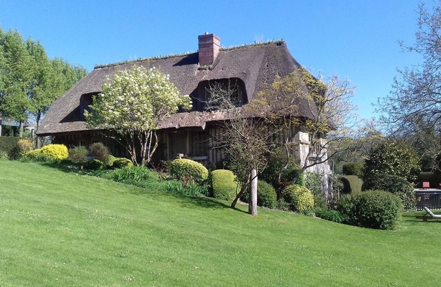 Superb Norman cottage with swimming pool and park of 10 ha near Pont l'Evêque