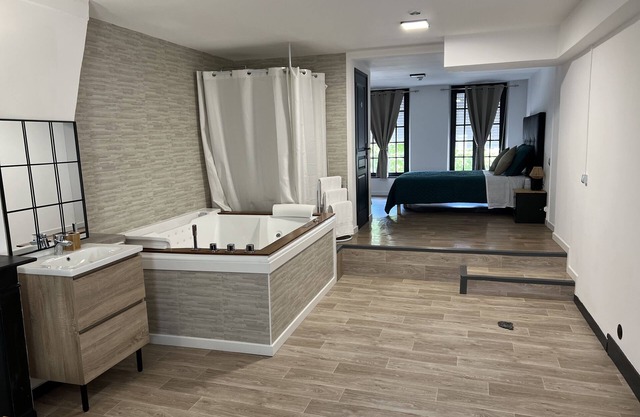 Superb private jacuzzi room with relaxation lounge