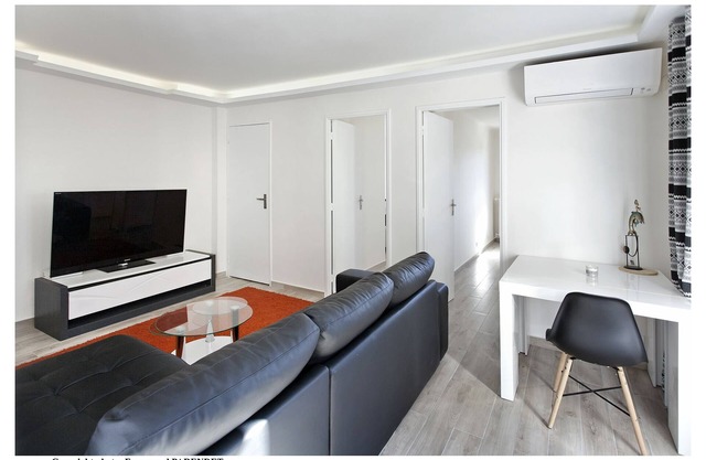 Superb renovated 2-bedroom air-conditioned apartment 3 minutes walk from the sea