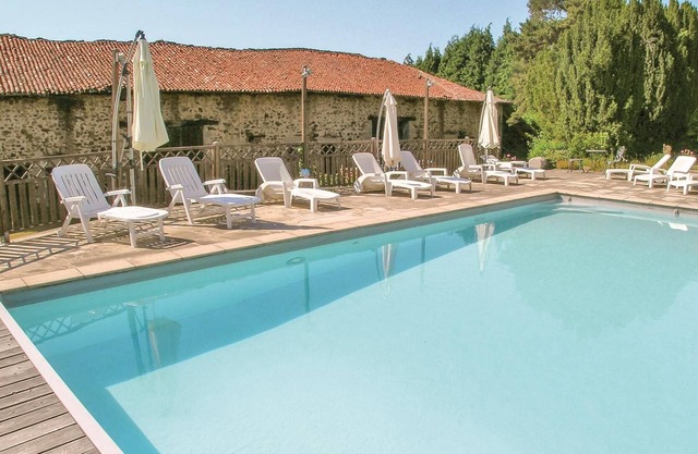 Superb vacation home with swimming pool in Moissannes, 24 km from Limoges, in Haute-Vienne.