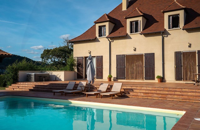 Superb villa with private pool on the banks of the Dordogne