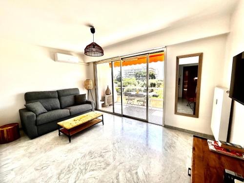 Superbe studio, 200 m de la mer, climatisé avec terrasse et parking privé