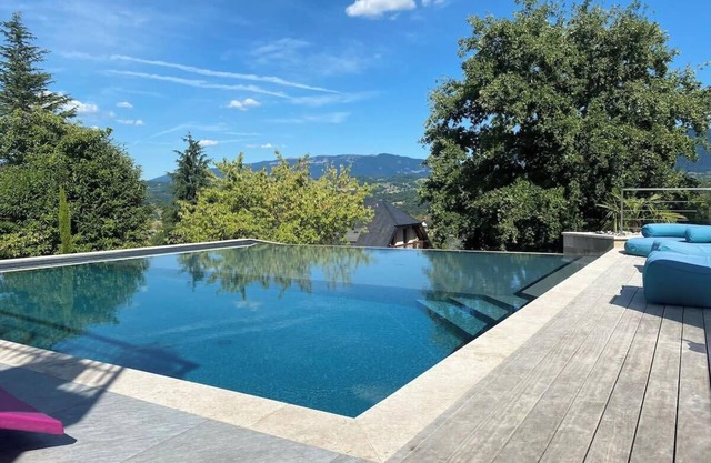 SUPERBE VILLA SUR LES HAUTEURS