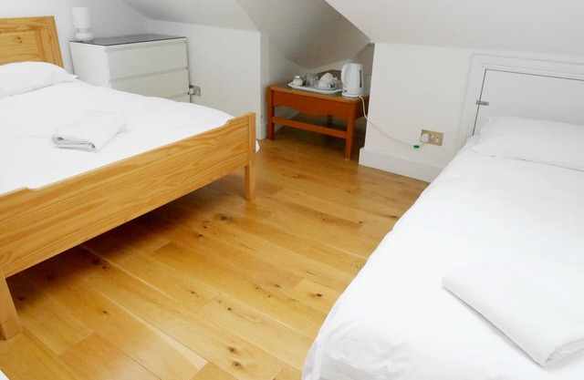 Superior Studio Sleeps 3 people near Kew Gardens