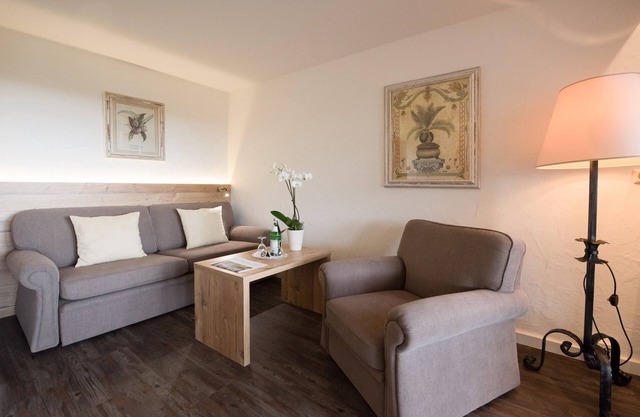 Superior Suite mit Doppelbett, separatem Wohnzimmer und großem Südbalkon