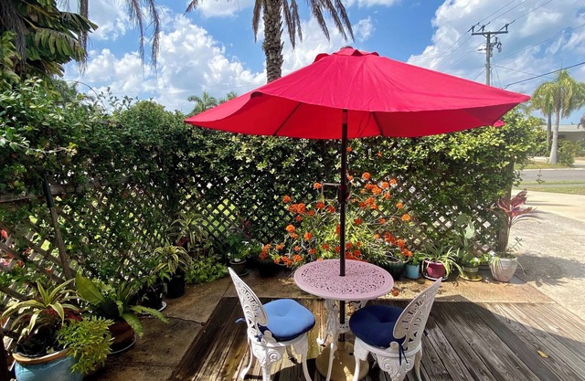 Surf’s Up! Charming beachside house in fabulous Satellite Beach