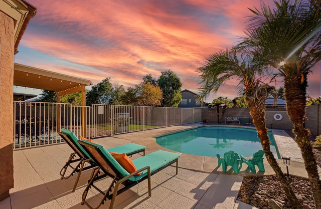 Surprise Pool Home! Close to Everything. Sleeps 13.