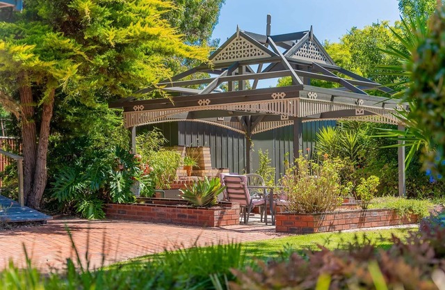 Surrey Family Home Pet Friendly With Free WiFi