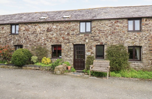 SWALLOW COTTAGE, pet friendly, with a garden in Bude