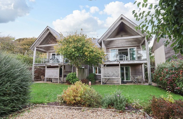 SWANDOWN, 20 POLDON, romantic, with pool in Cricket St. Thomas