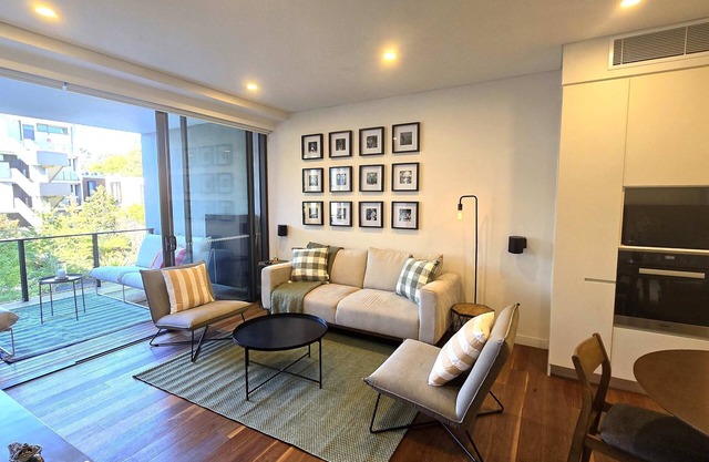 Swanky 2 bed apt with parking - Easy city access