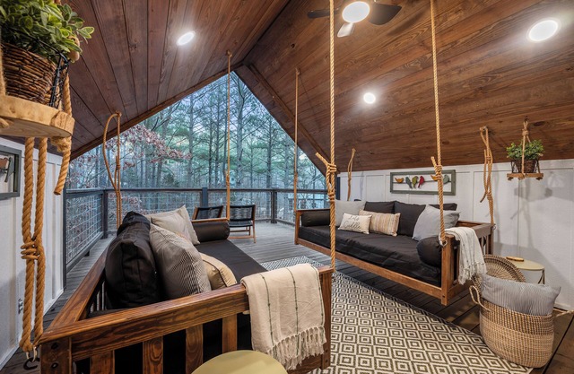 SWAYING DAYBEDS🌲Romantic couple’s cabin🌲Huge pines🌲HOT TUB