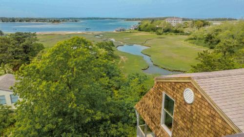 Sweeping Views Minutes to Beach