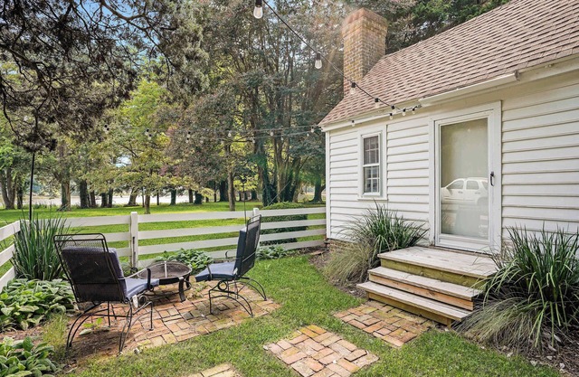 Sweet 1BDR Farm Cottage with Fire Pit and Creek View