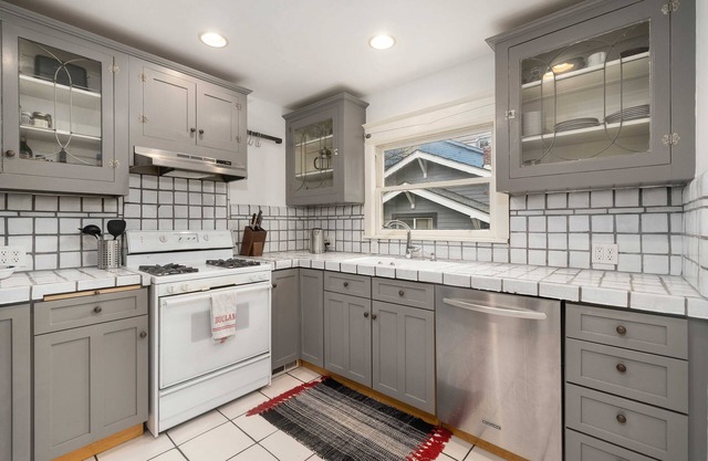 Sweet Bungalow house in the Wonderful NW Neighborhood