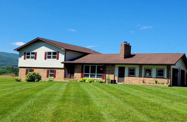 SWEET RETREAT! Pool-side mountain view and spa.