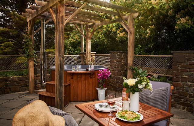 Swifts Return - Bolthole with hot tub, pool and sauna