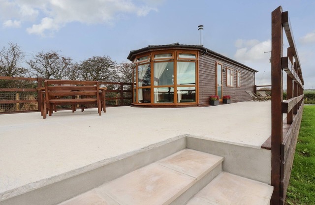 SYCAMORE LODGE, pet friendly, with open fire in Helston
