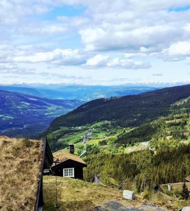 Tømmerhytte i Valdres med panoramautsikt over fjellene