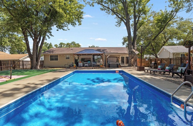 T's Luxury Pool, Home Theater & Arcade House Prime Location - St. Louis Airport