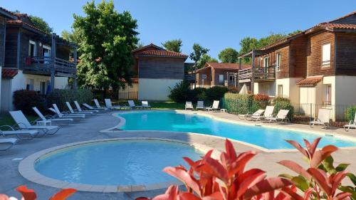 T2, 50m du lac, PISCINE, WIFI, jardin terrasse sans vis-à-vis, 1 à 4 pers