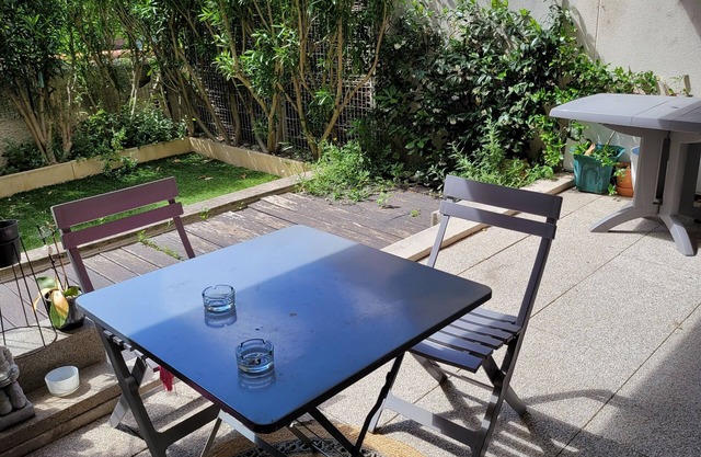 T2 8 minutes walk from the sea