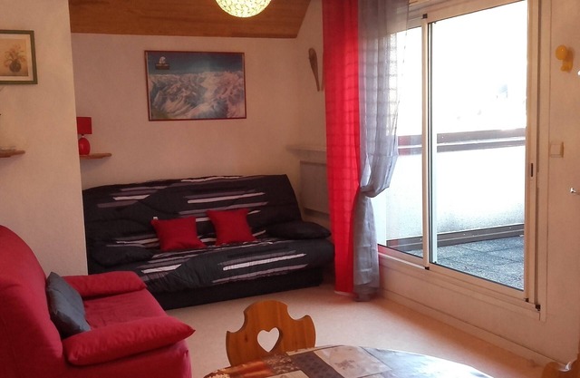 T2 apartment for 2 to 4 people in the heart of the village, IDEAL FOR CURISTS.