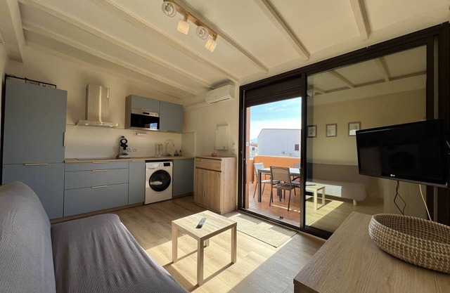 T2 Apartment with Air Conditioning and Parking, Near Beach
