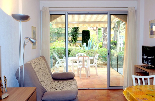 T2, Ground Floor, Terrace, 5 mn walk from the beach and shops, sheets included