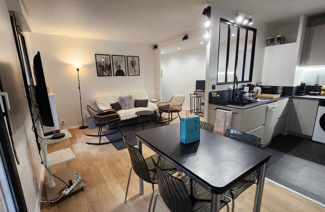 T2, parking, terrace, near Paris and La Defense
