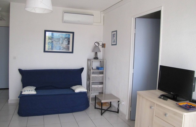 T2 rated 3 *,air-conditioned, 500 m from the beach, sleeps 4, parking, terrace.