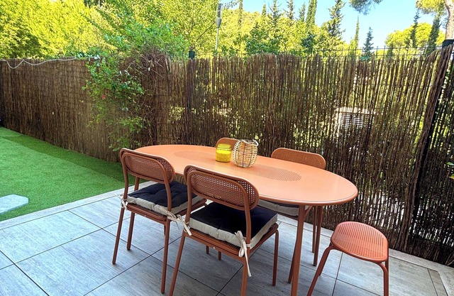 T3 in a green setting with terrace & garden, near Calanques beaches