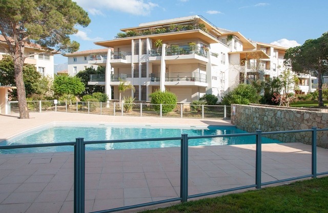 T3 of standing 80m2, terrace, swimming pool. Beach and shops 6 minutes walk