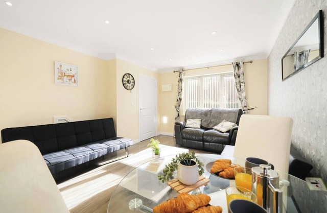 Table Tennis | Ensuite | Garden | Parking x2 | Work Stays
