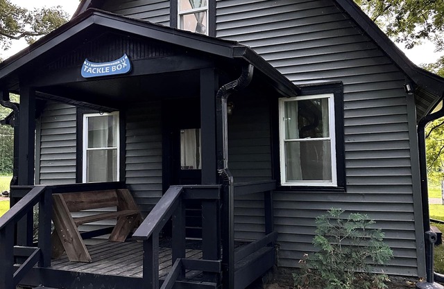 Tackle Box Cottage - Lakefront Cottages on Semi-private Lake, Beach, Boats, Fun!