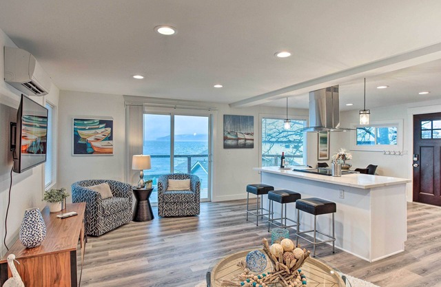 Tacoma 'Dash Point Beach Cabin' w/Balcony!