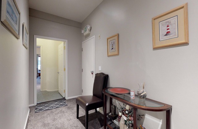 Tacoma's Theater District Charming Studio with Deck! Third floor condo.