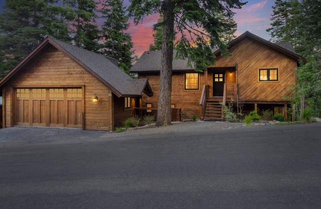 Tahoe Treehouse: Hot Tub, New Remodel, 3 King Beds, 2 En Suites, EV Charger