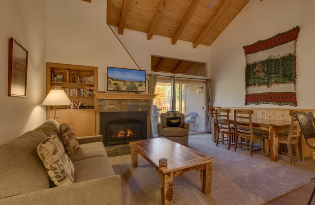 Tahoe Woods: 3 BR, 2 BA Townhouse in Carnelian Bay, Sleeps 8