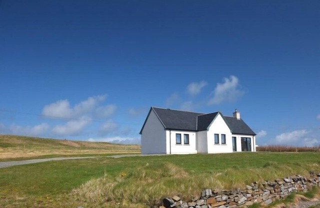 TAIGH EILIDH, romantic, with open fire in Port Of Ness