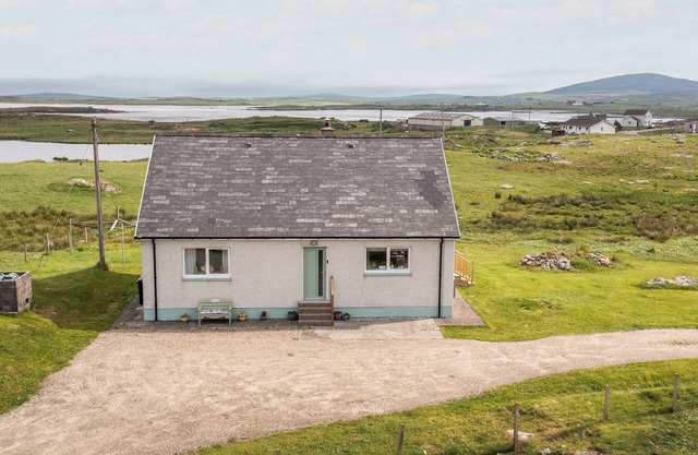 TAIGH EVA, family friendly, with open fire in Lochmaddy, North Uist