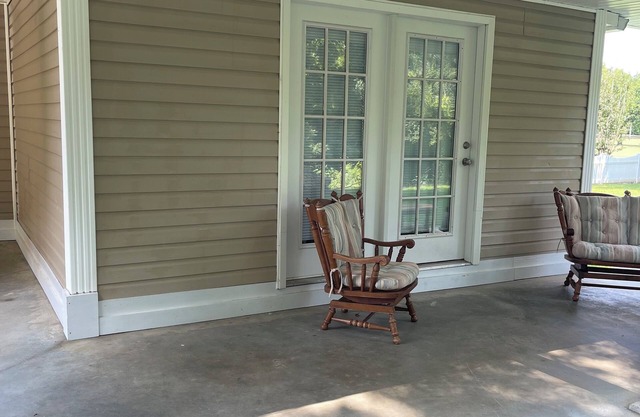 Talladega Nights Bedroom and Bath with Separate Entrance, on Choccolocco Creek.