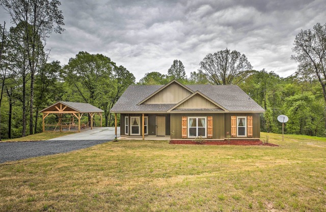 Tallassee Creekside Cabin w/Forest Views!