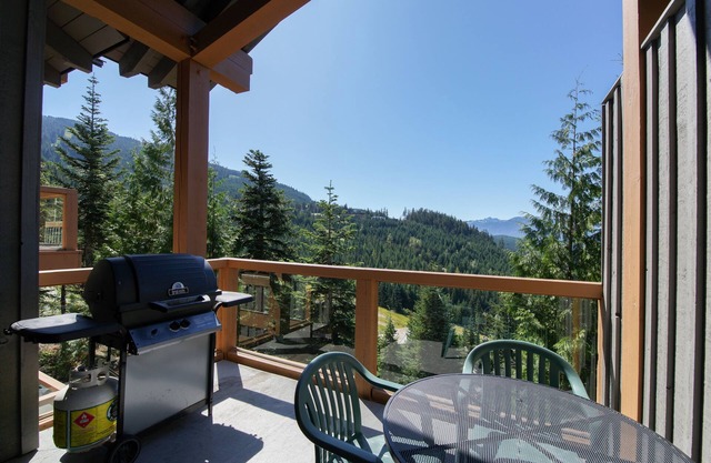 Taluswood - Spacious Creekside Townhome with Amazing Views & Common Hot Tub