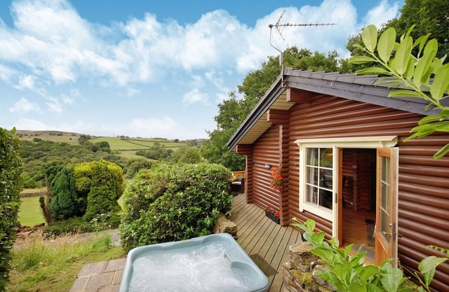 Tamarisk - 5 Star - Pet Friendly - Hot Tub - Scandinavian Log Cabin