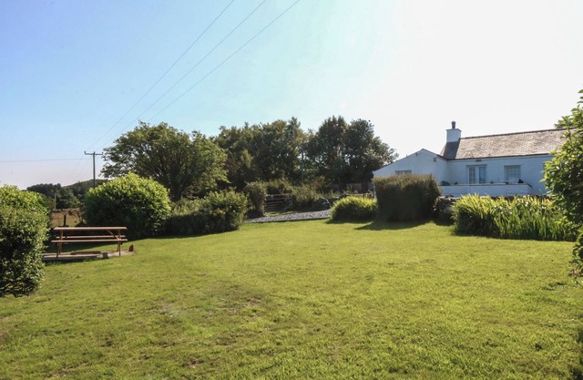 TAN Y MERDDYN, family friendly, country holiday cottage in Llanrug