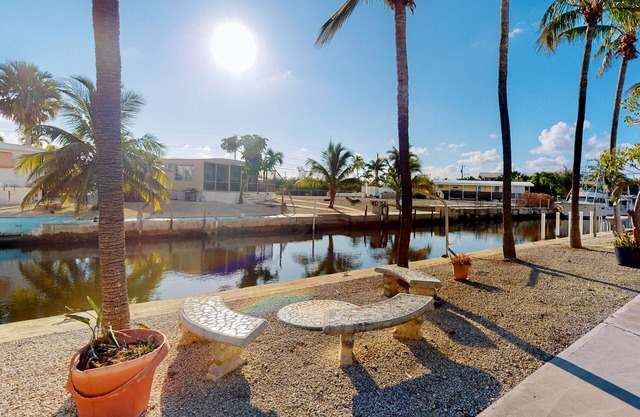 Tasteful waterfront mobile home with central AC, W/D, & dog-friendly