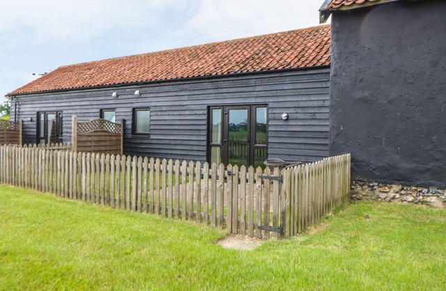 TAWNY OWL BARN, pet friendly, character holiday cottage in Shipdham